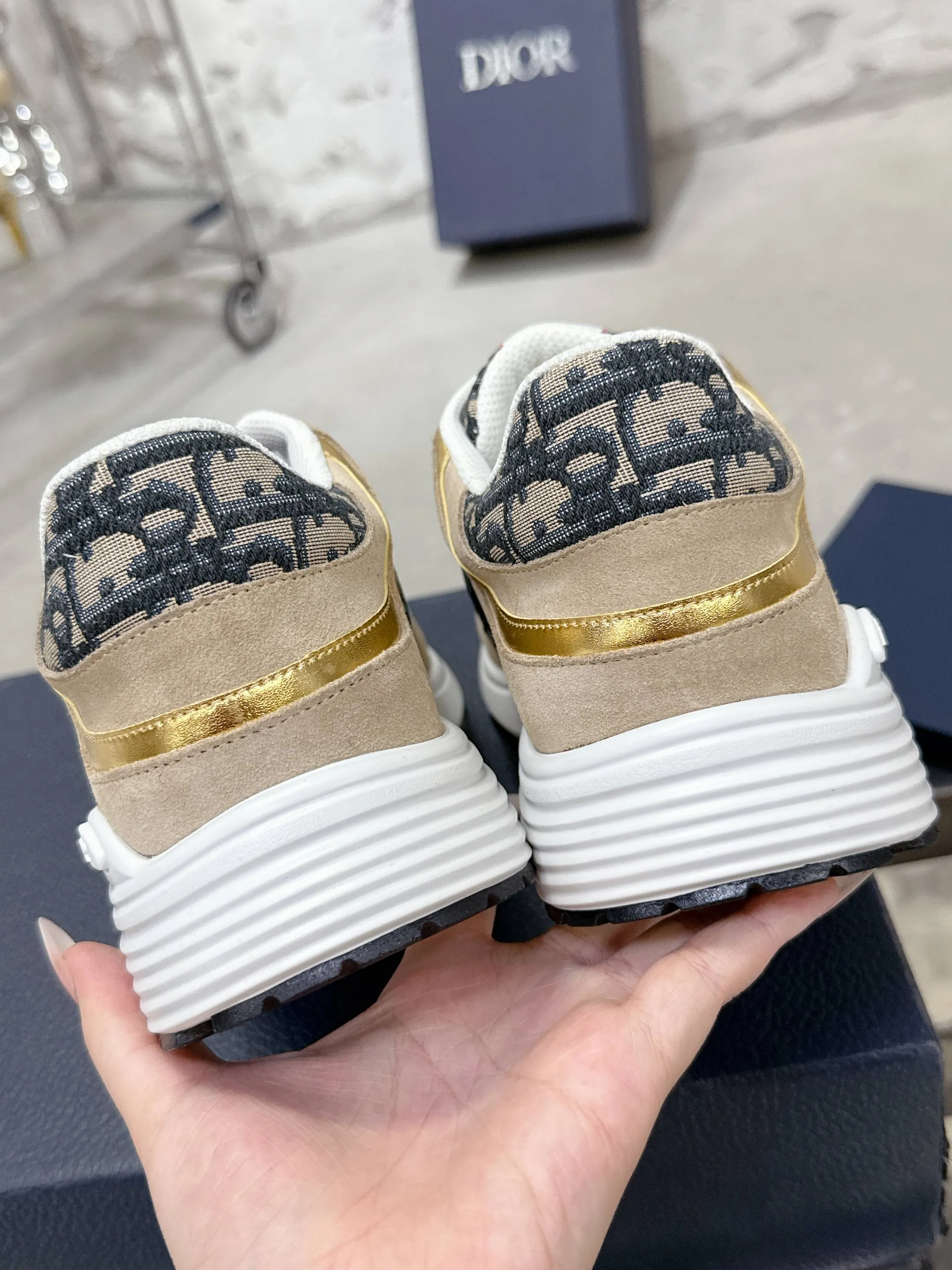 👟👟Ex-factory price 540👟👟 Dior Dior’s latest color matching B30 series dad sneakers. Original version 18,000💰 purchased for development and production. Brand new B30 sneakers. Dad Shoes style shoes that follow the trend of the retro market. The Dior logo on the tongue also indicates that this pair of shoes is the B30 model! B30 uses fine-textured leather and mesh cloth materials to form a shoe body. There are conspicuous letters CD on both sides of the shoe body to indicate identity. Many lines on the shoe body outline details to make the shoes look less monotonous and full of retro flavor. The delivery counter is exquisitely packaged🛍📦 ▪️Fabric: Original customized technical fabric + mesh ▪️Inner lining: Customized breathable lining ▪️Outsole: Original molded IP foam + TPU outsole ▪️Sole thickness: 3.5CM ▪️Size: Men’s size 39-45